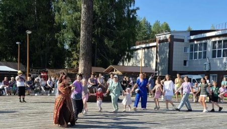 Музыка без границ: Пётр и Марина Суховы подарили Мирному атмосферу праздника Музыка без границ: Пётр и Марина Суховы подарили Мирному атмосферу праздника