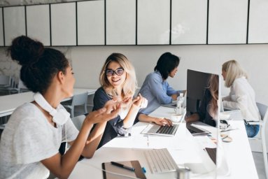 Большинство россиян не хотят дружить с начальниками даже ради роста зарплаты